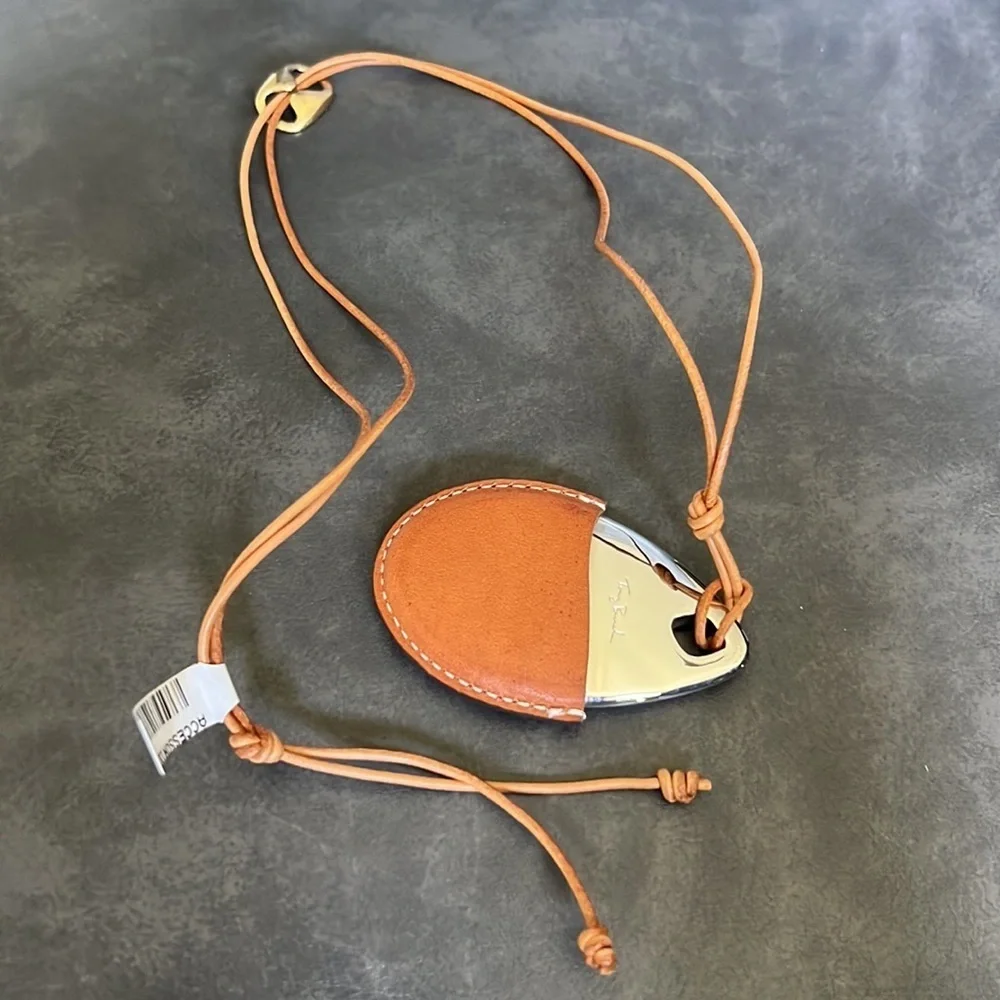 Tory Burch Runway LEATHER PENDANT NECKLACE 228$